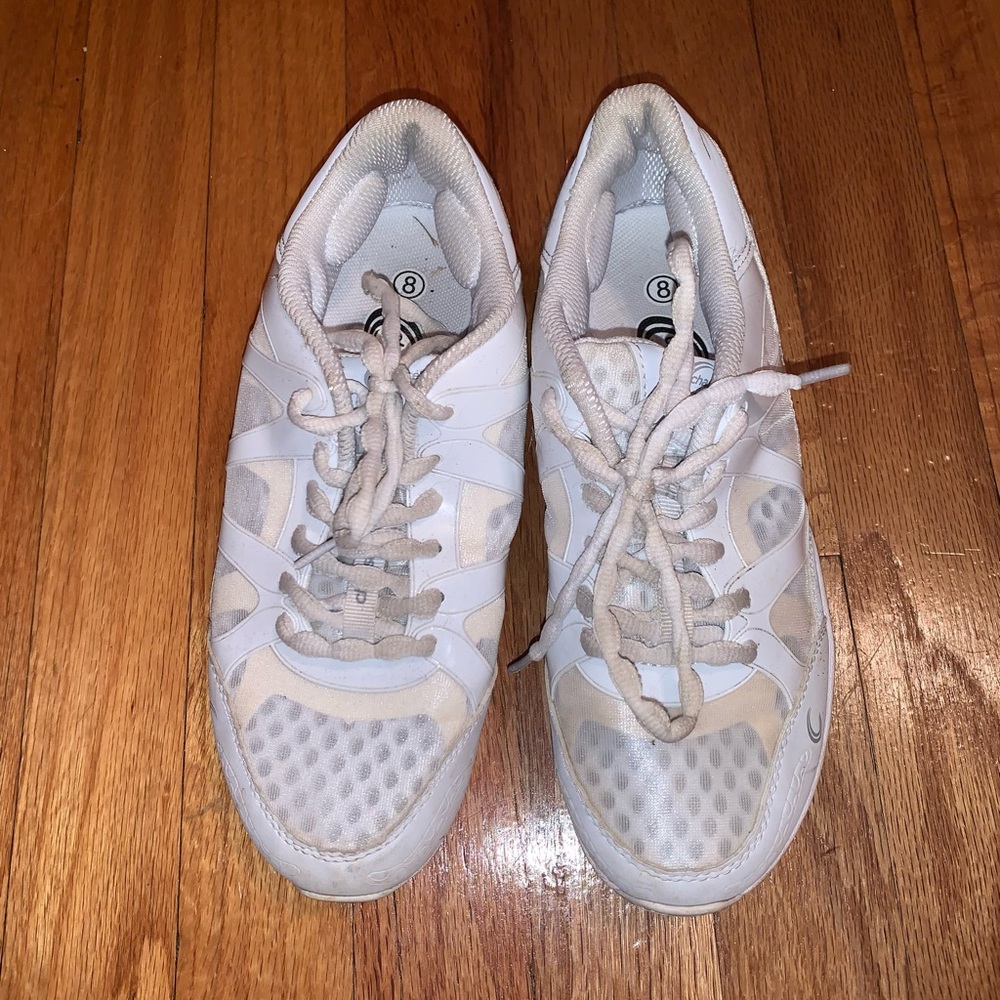 Cheer shoes
